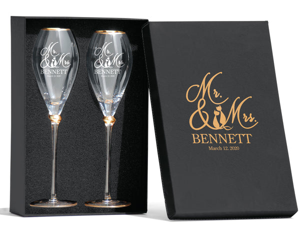 Set of 2 Personalized Wedding Champagne Flutes- Engraved Champagne Glasses for Bride and Groom - Mr and Mrs Design - Gift for Wedding